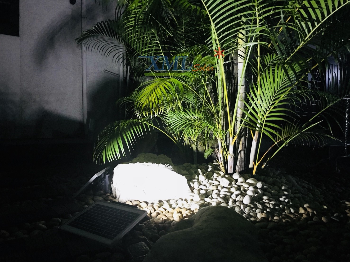 สปอร์ตไลท์โซล่าเซลล์ 25 W. รุ่นใหม่ JD8825L (แสง : ขาว)