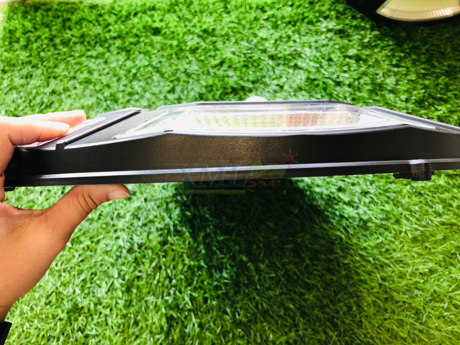 โคมไฟถนนโซล่าเซลล์ UFO ทรงกลม รุ่น 10,000W (9 ช่อง 5 ทิศทาง) ไซส์เล็ก (แสง : ขาว)