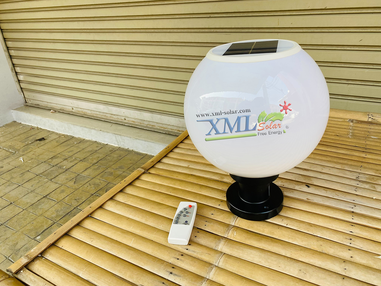 โคมไฟหัวเสาโซล่าเซลล์ ทรงกลมฐานดำ (25 ซม.) + Remote (เปิดได้ 3 แสง)+AC