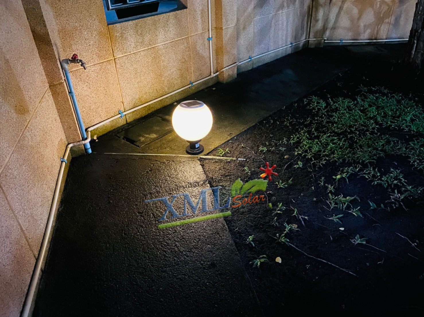 โคมไฟหัวเสาโซล่าเซลล์ ทรงกลมฐานดำ (25 ซม.) + Remote (เปิดได้ 3 แสง)+AC