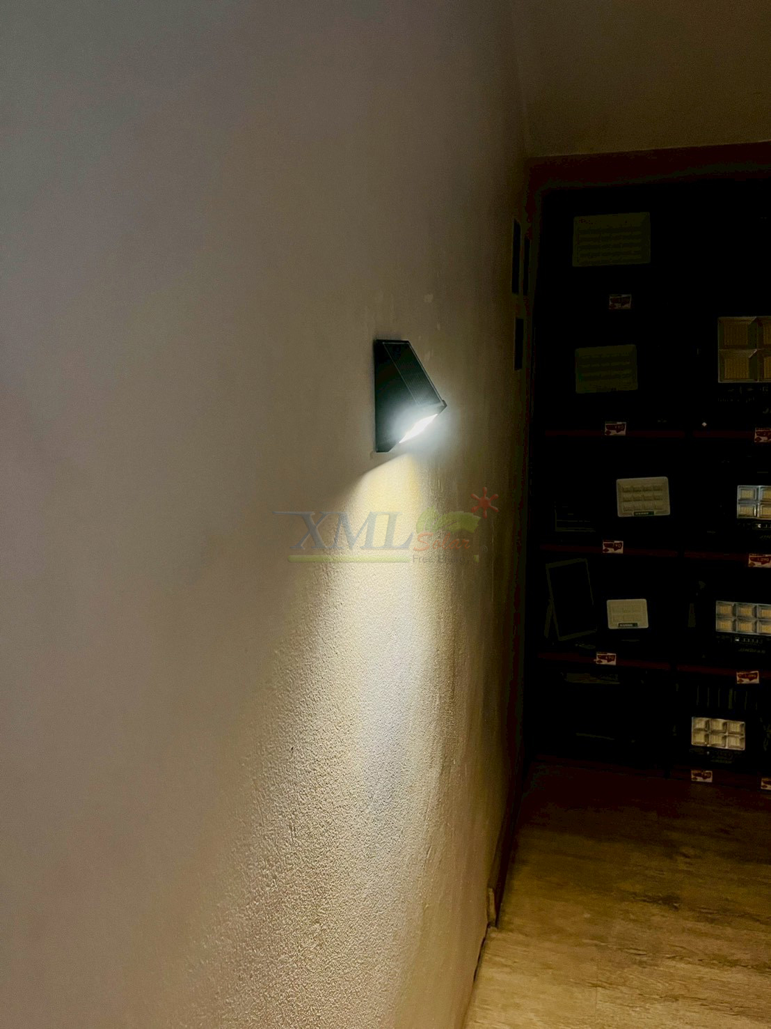 ไฟผนังโซล่าเซลล์ ทรงสามเหลี่ยม รุ่น LSXML-245