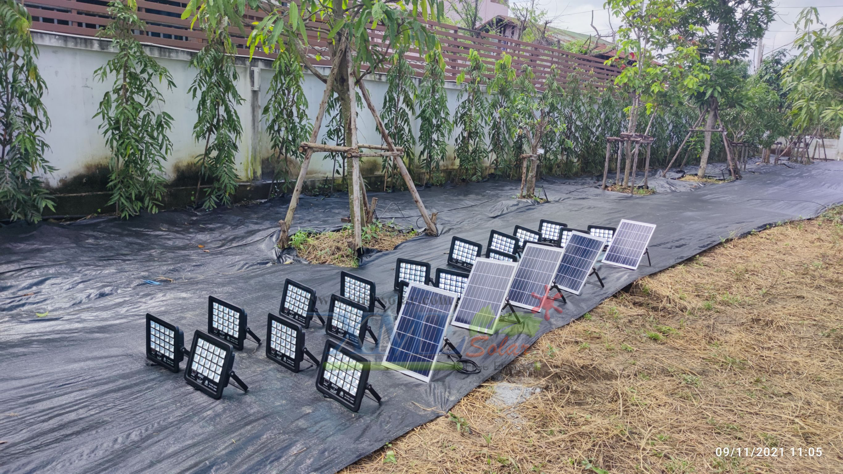 ไฟสปอตไลท์โซล่าเซลล์ 300 W. รุ่น Modi x XML ไซต์ใหญ่ (เเสง : ขาว)