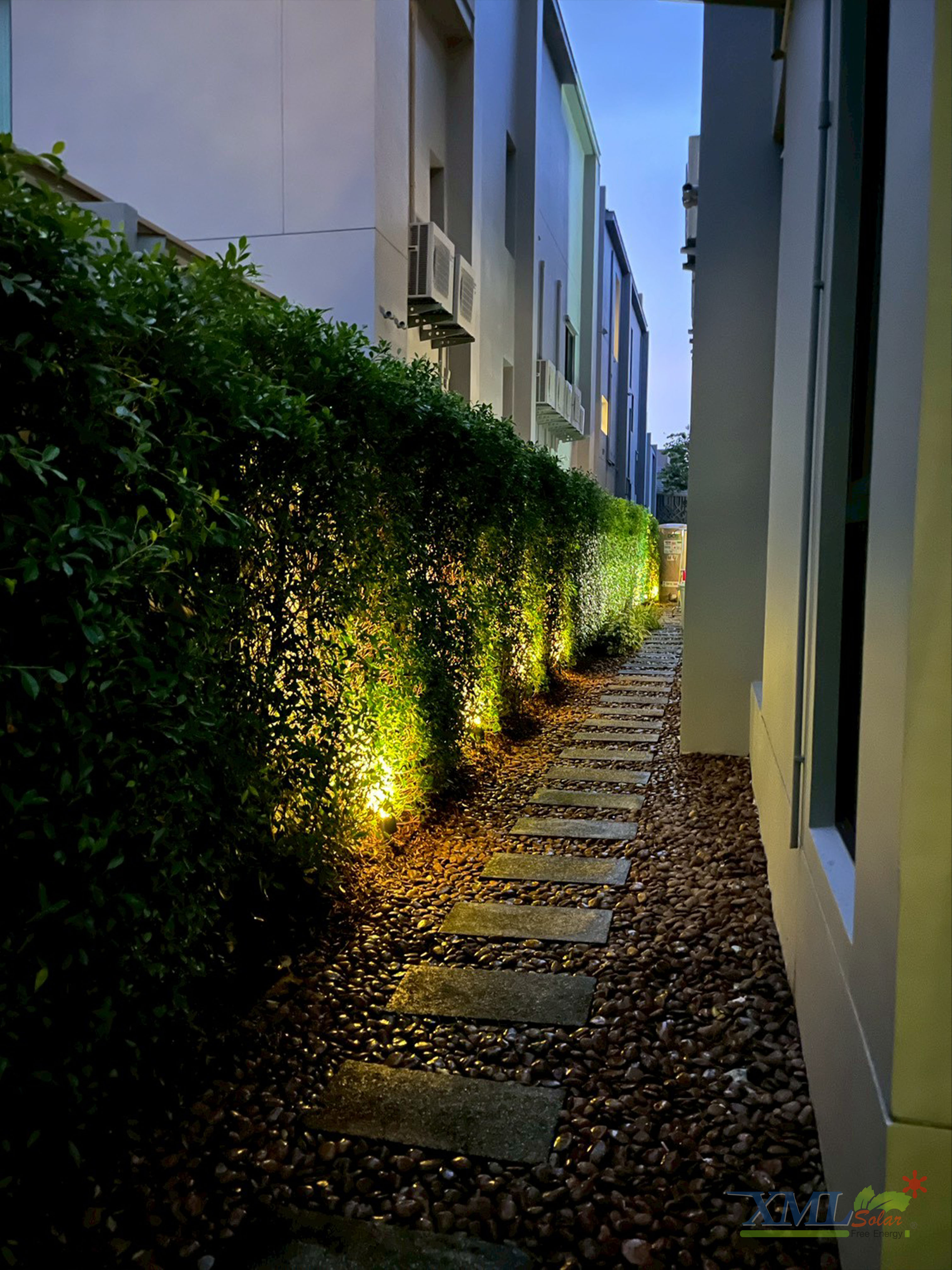 โคมไฟปักสนามโซล่าเซลล์ แพ็ค 4 ดวง รุ่น MD-SSL88 (แสง : เหลืองวอมไวท์)