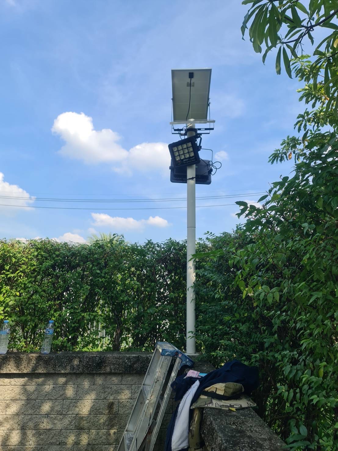 ไฟสปอตไลท์โซล่าเซลล์ 200 W. รุ่น Modi x XML ไซต์ใหญ่ (เเสง : ขาว)