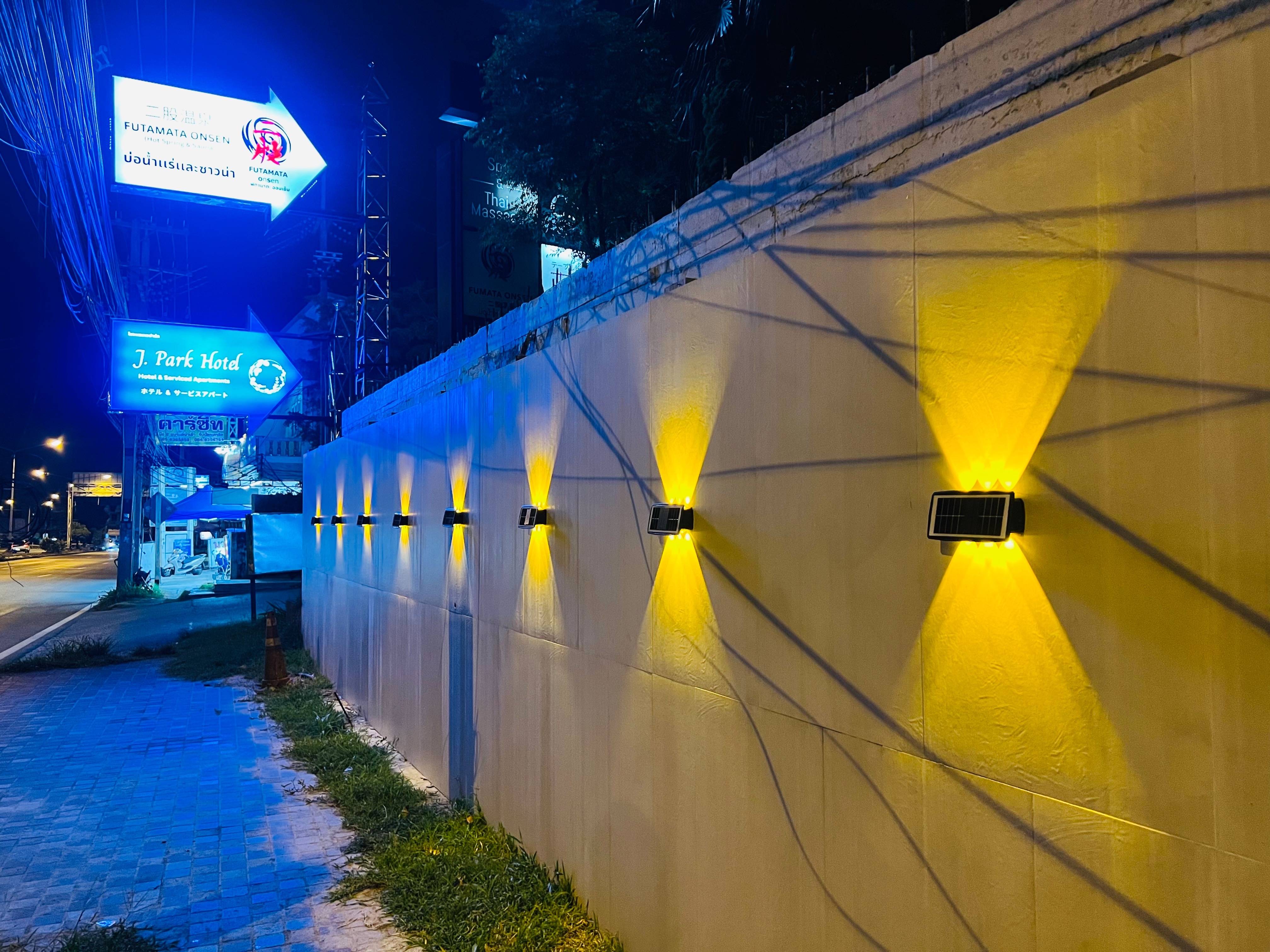 โคมไฟผนังโซล่าเซลล์ 6 LED รุ่นส่องบนล่าง (แสง : เหลืองเข้ม)