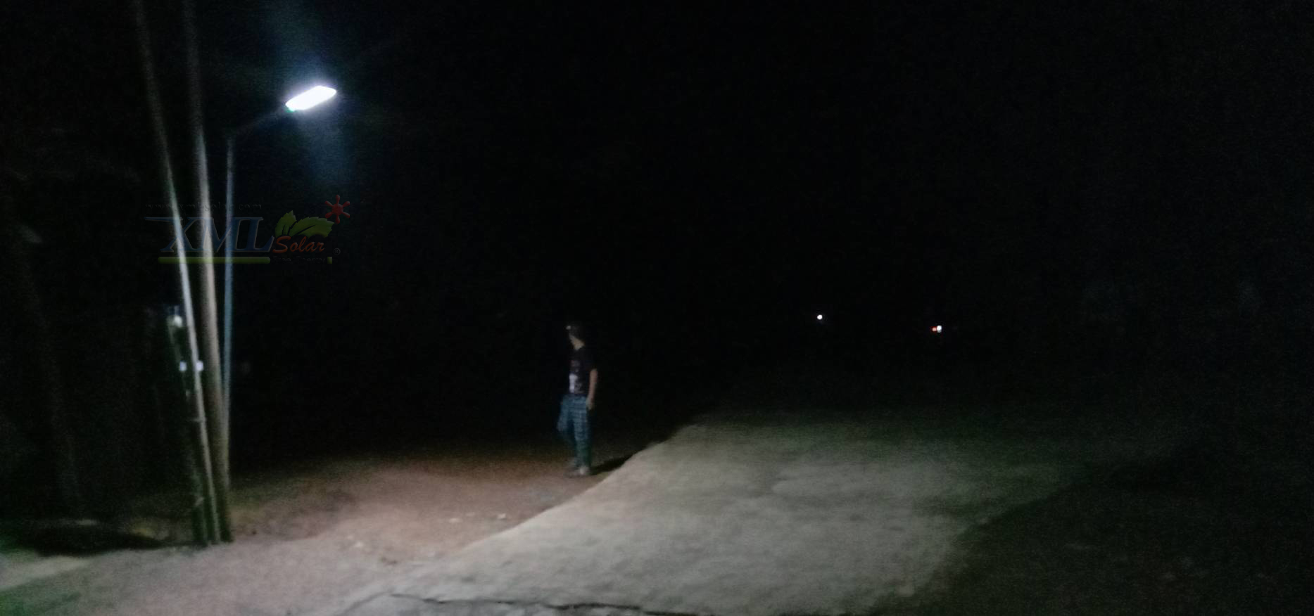 โคมไฟถนนโซล่าเซลล์ XML-Solar 200W (แสง : ขาว)(สว่างค้าง)