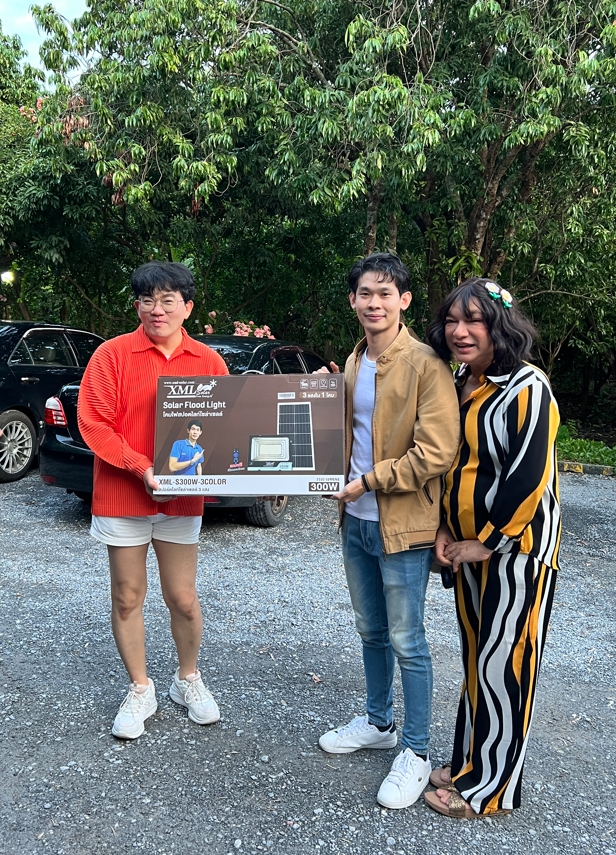 ไฟสปอตไลท์โซล่าเซลล์ 300 Watt กล่องสีน้ำตาล (เปิดได้ 3 แสง)