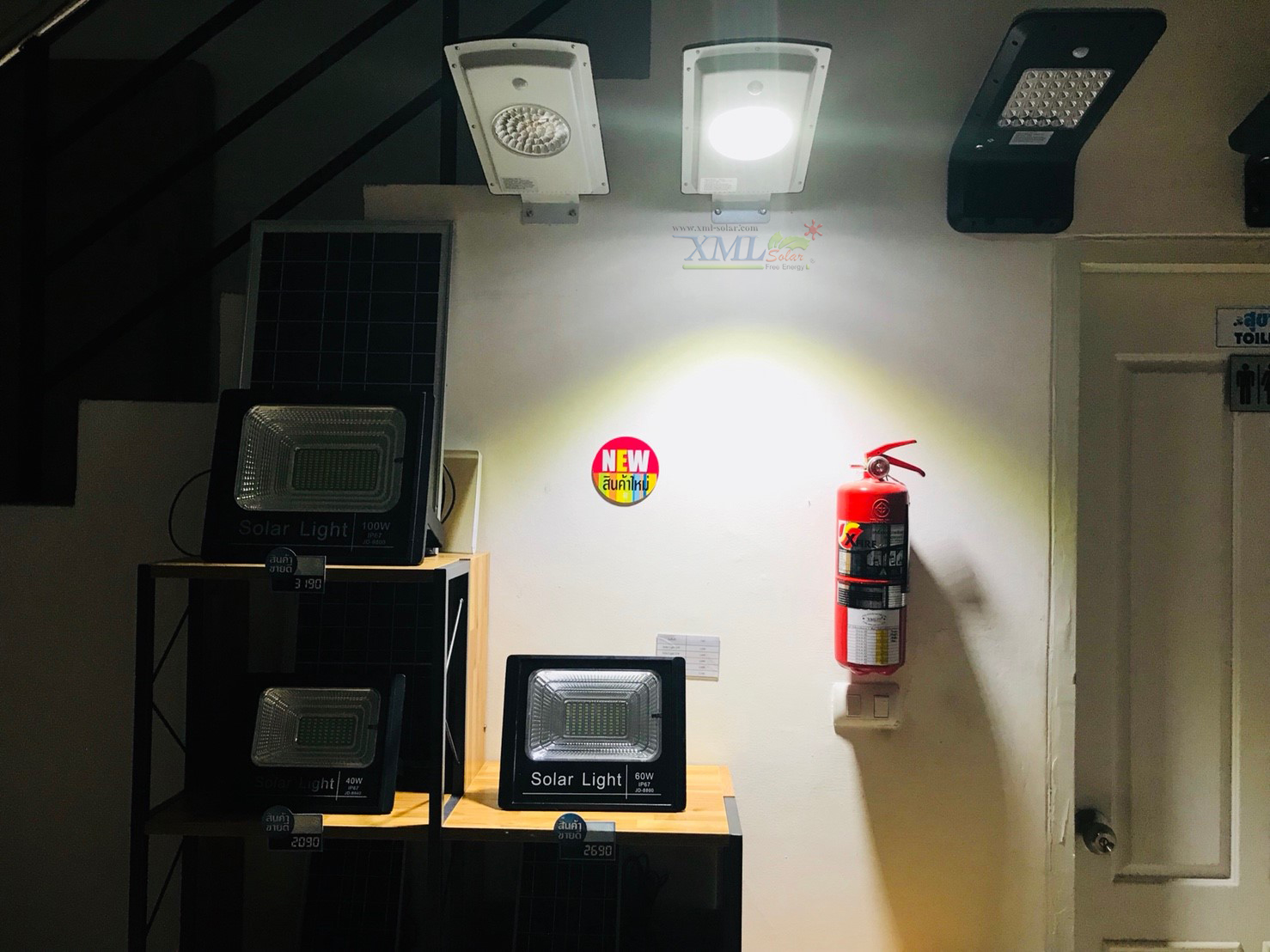 โคมไฟถนนโซล่าเซลล์ สีเทา 900 lumens +Motion sensor (แสง ขาว )