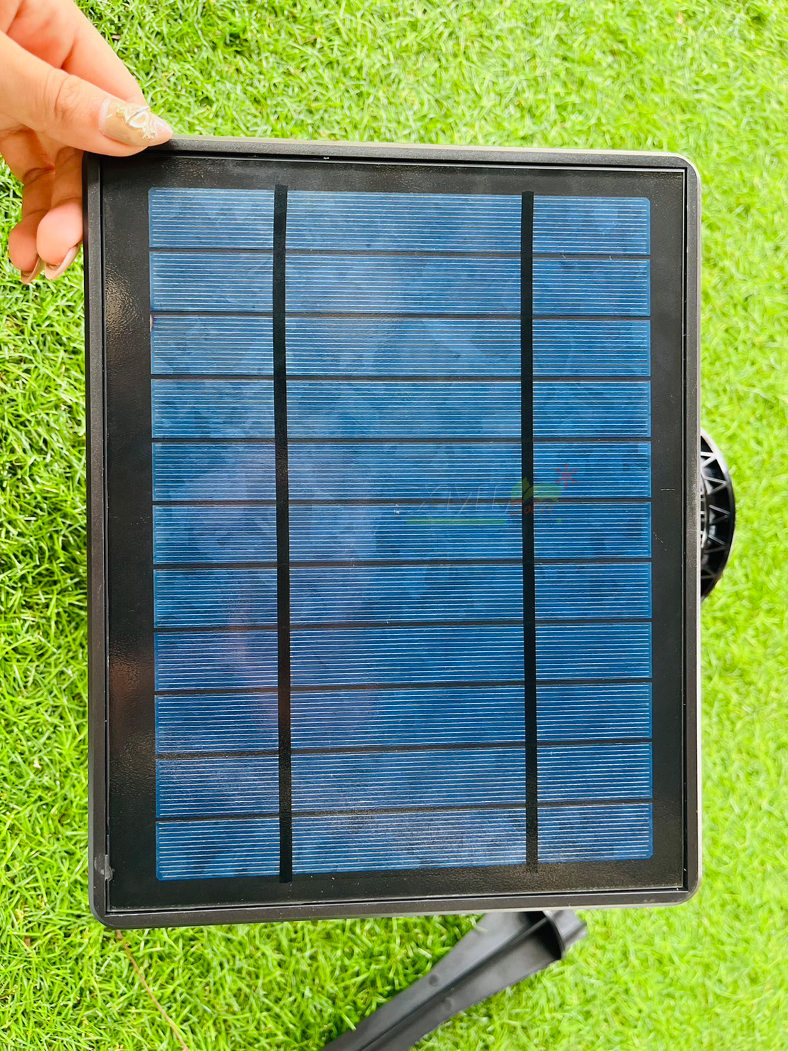 สปอร์ตไลท์ปักสนามโซล่าเซลล์ รุ่น TB-2018L (แสง : เหลืองวอมไวท์)