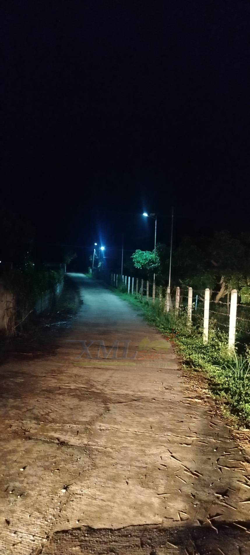 โคมไฟถนนโซล่าเซลล์ 400W รุ่น MD-SLT30-400W (แสง : ขาว)