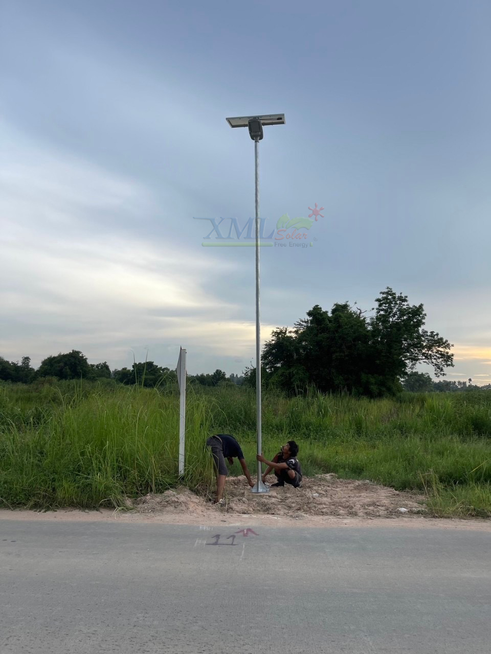 โคมไฟถนนโซล่าเซลล์อัจฉริยะ (รุ่น 9,000Lumens + แผง 100 W) (แสง : ขาว)