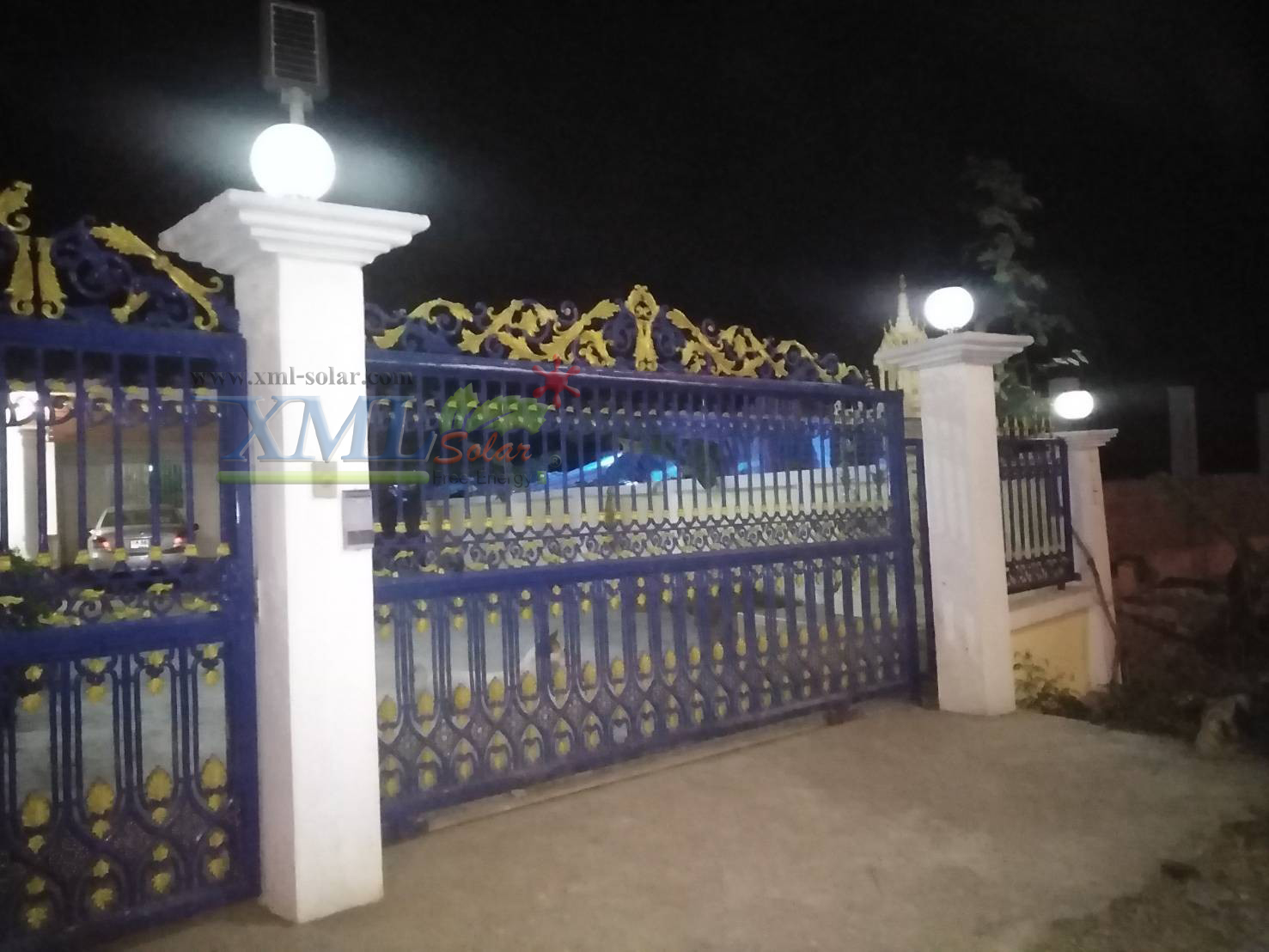 โคมไฟหัวเสาโซล่าเซลล์ ทรงกลมฐานสเเตนเลส (25 ซม.) + Remote (เปิดได้ 3 แสง)+AC