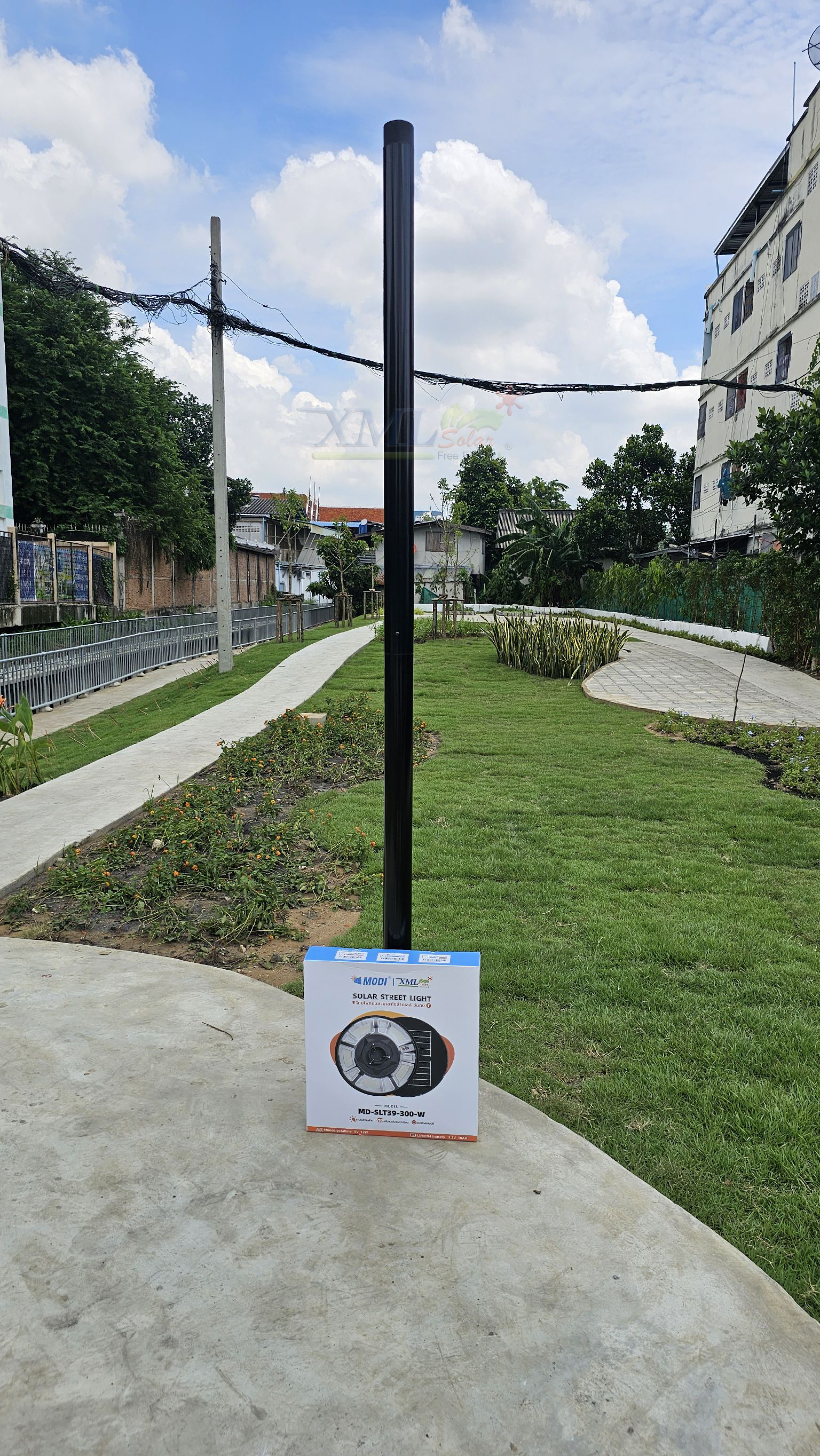 ชุดเสาพร้อมโคม SET A (โคมไฟโซล่าเซลล์ UFO SLT39-300W + เสาเหล็กดำสูง 2.82 เมตร)(เปิดได้ 3 แสง)