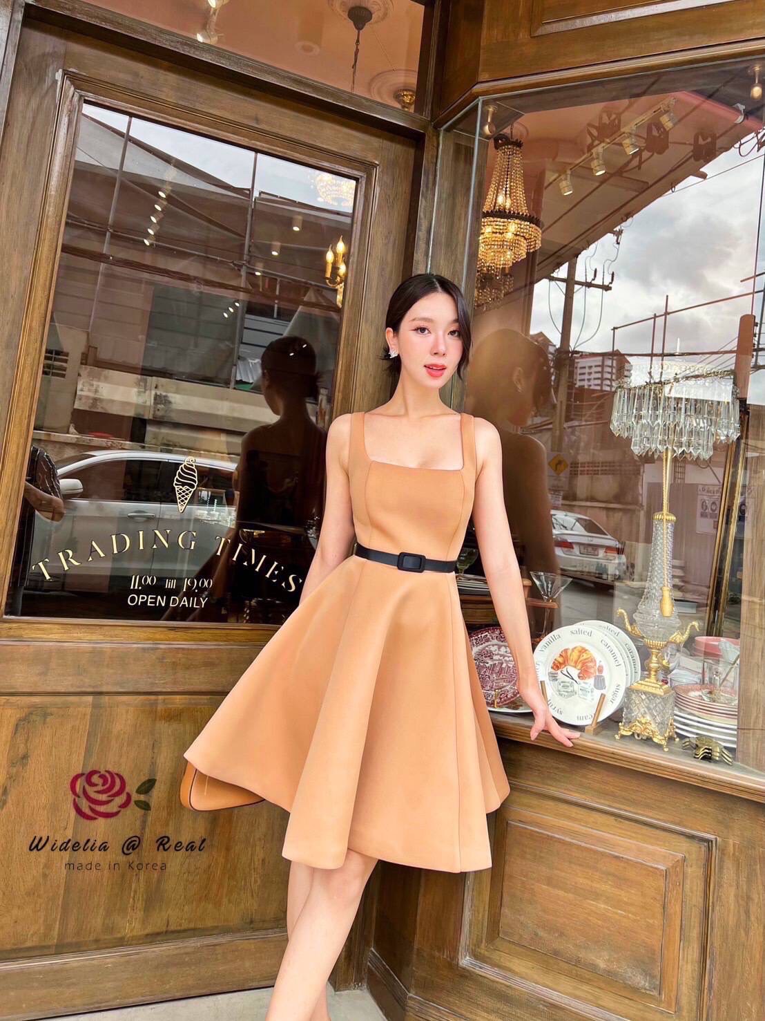 เดรสสายเดี่ยวตัวสั้นสวยทรงเก๋ บอกเลยว่างานน่ารักสุดๆ คอเหลี่ยม ตัวเดรสมาในผ้าเนื้อเรียบ มีซิปด้านหลัง มาพร้อมกับเข็มขัดเพิ่มความกระชับของเอว ท่อนล่างทรงเอบาน เนื้อผ้าใส่สบายไม่ร้อนนะจ๊ะ ใส่สบายไม่ร้อนเหมาะกับ Summer งานสวยทรงเป๊ะ รับรองใส่ออกมาไม่ผิดหวังก
