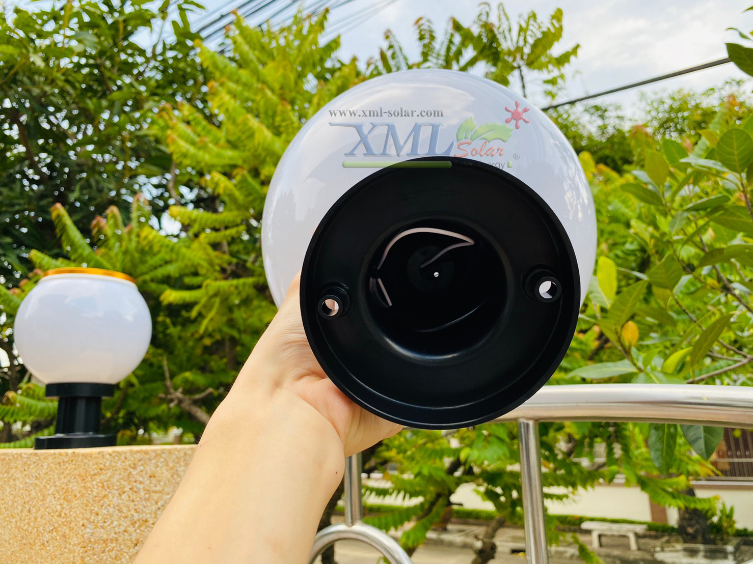 โคมไฟหัวเสาโซล่าเซลล์ + AC ทรงกลม (25 ซม.) รุ่นขอบทอง (เปิดได้ 2 แสง)(1 แถม 1)
