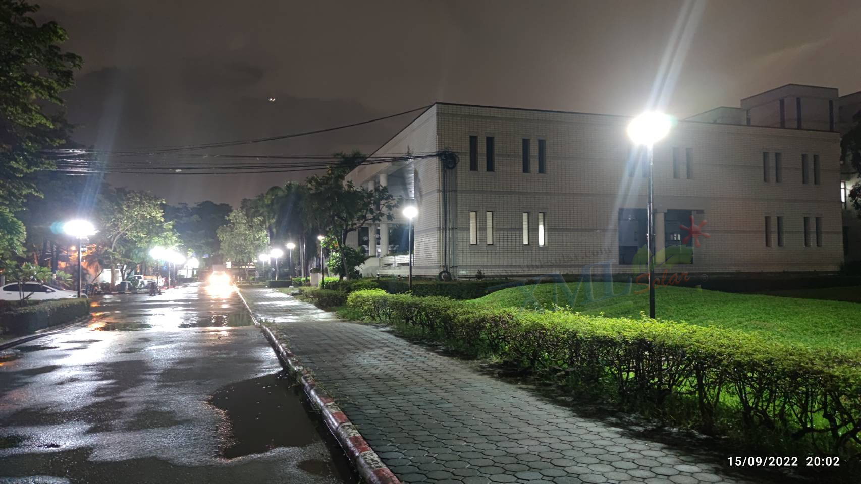 ชุดเสาพร้อมโคม SET B (โคมไฟโซล่าเซลล์ UFO SLT28-300W + เสาเหล็กดำสูง 2.82 เมตร)(แสงขาว)