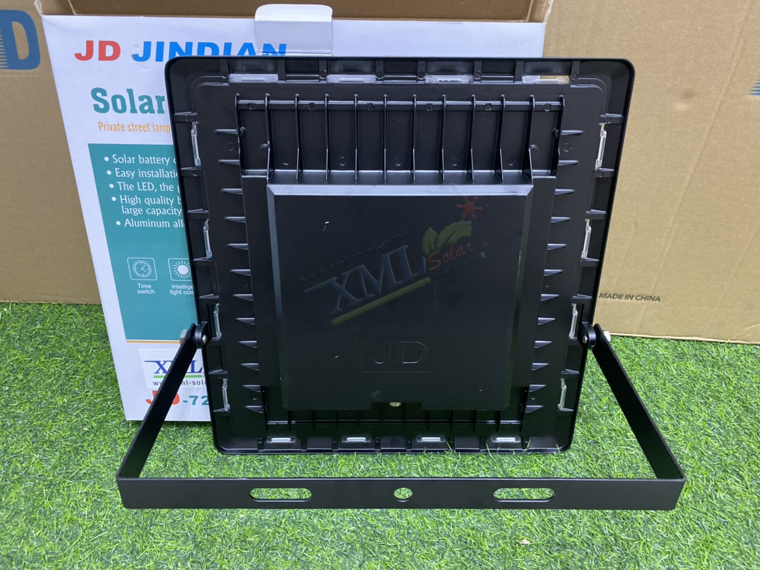 ไฟสปอตไลท์โซล่าเซลล์ 200W SLIM (แสง : เหลืองวอมไวท์)