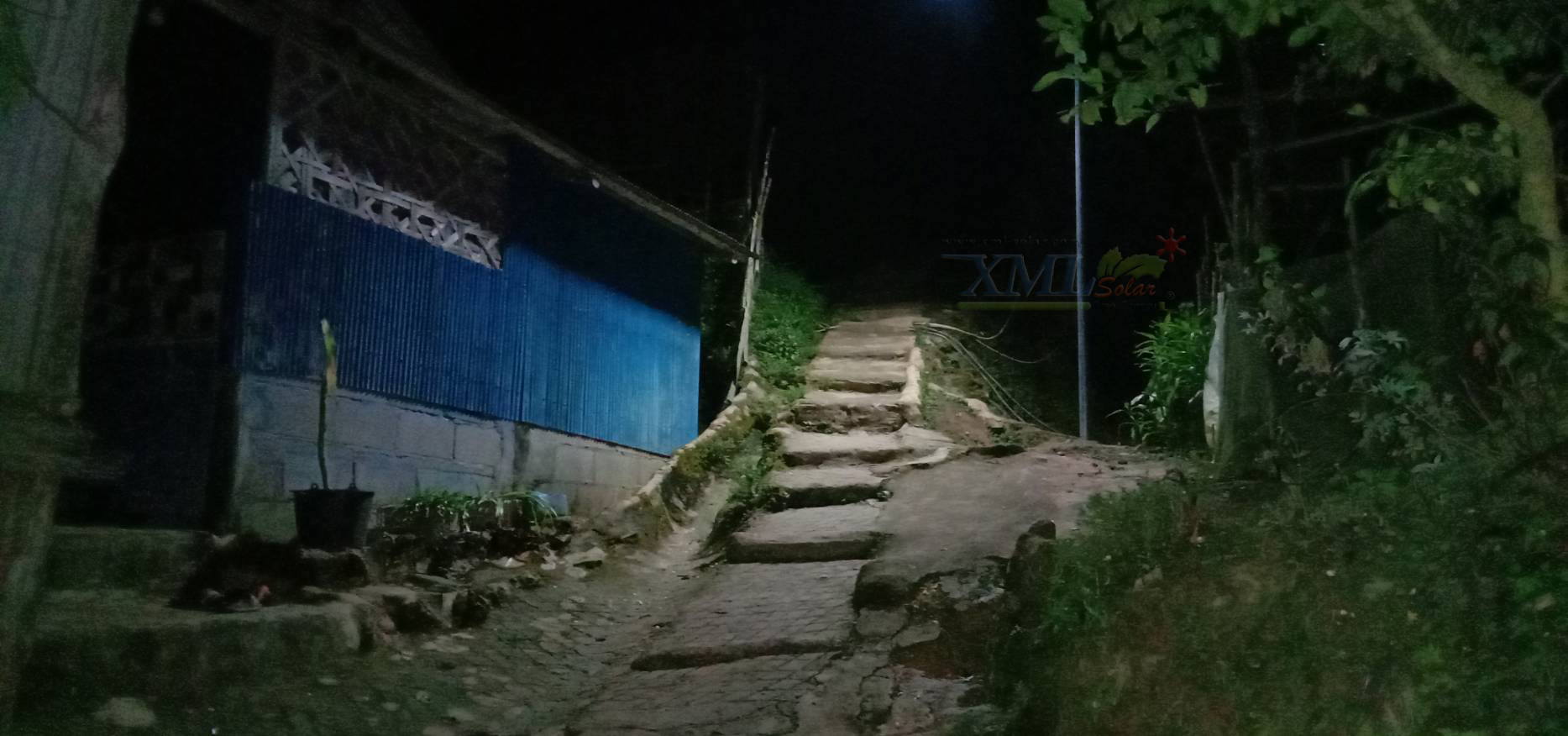 โคมไฟถนนโซล่าเซลล์ XML-Solar 200W (แสง : ขาว)(สว่างค้าง)