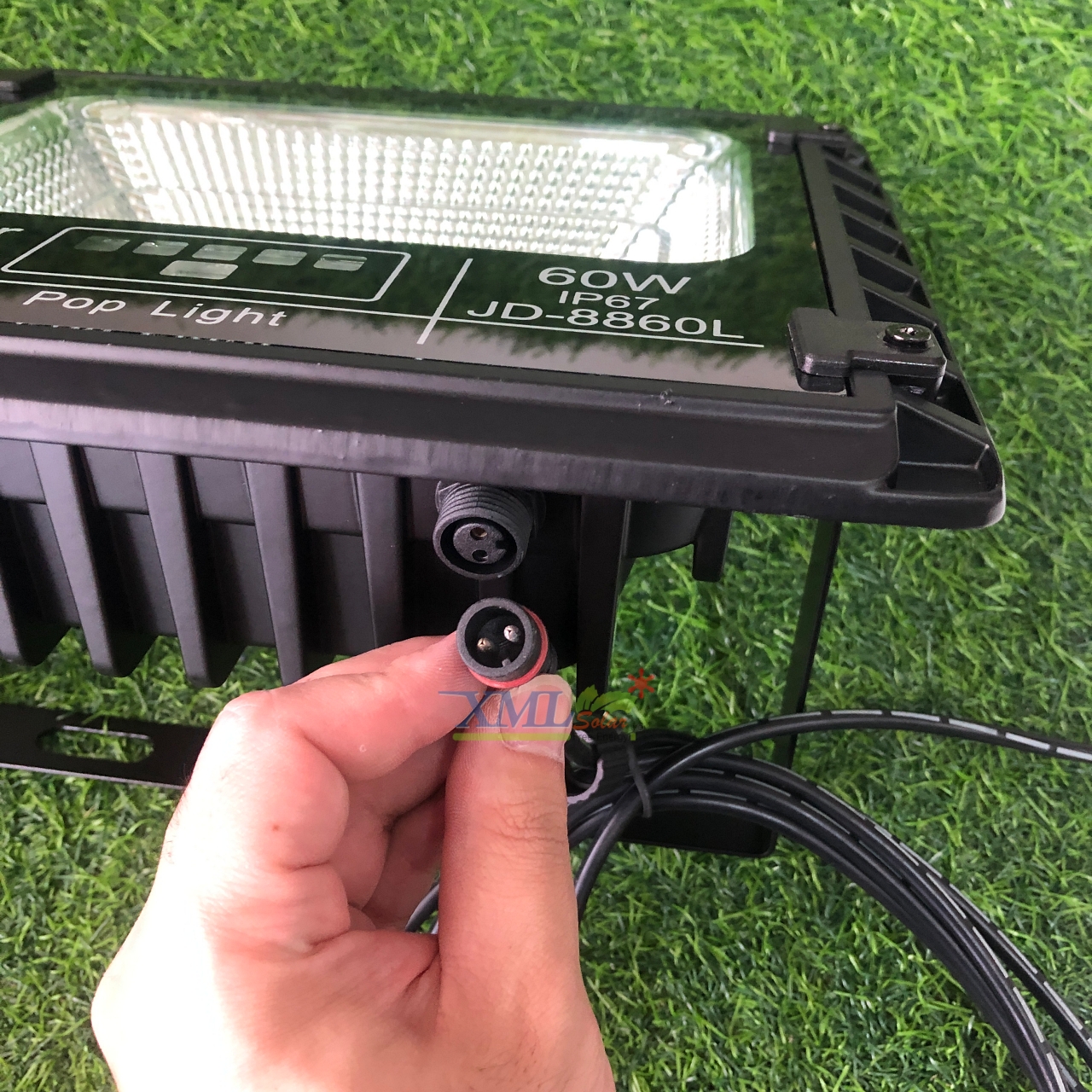 สปอร์ตไลท์โซล่าเซลล์ 60 W. รุ่นใหม่ JD8860L (แสง : เหลืองวอมไวท์)