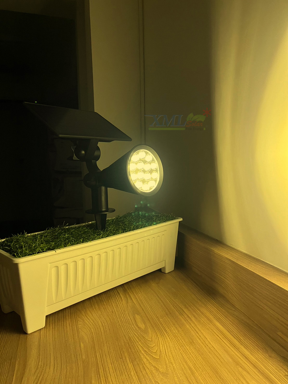 สปอร์ตไลท์ปักสนามโซล่าเซลล์ รุ่น TB-2018L (แสง : เหลืองวอมไวท์)