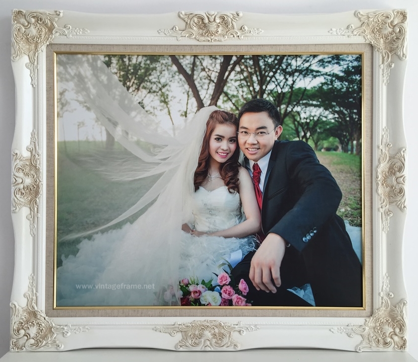 กรอบหลุยส์ไม้แท้ ขนาด 20x24 นิ้ว สีขาว พร้อมอัดเคลือบภาพ