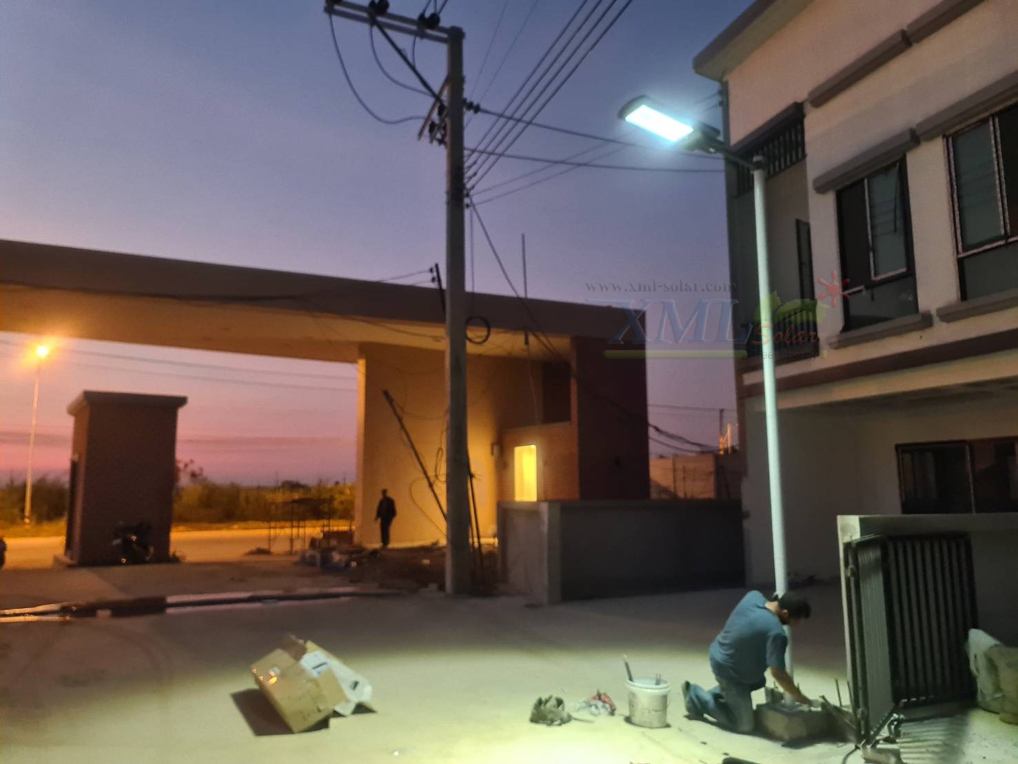 โคมไฟถนนโซล่าเซลล์ Modi x XML รุ่น MD-SLT17-400W (แสง : ขาว)(Motion sensor + สว่างค้าง)