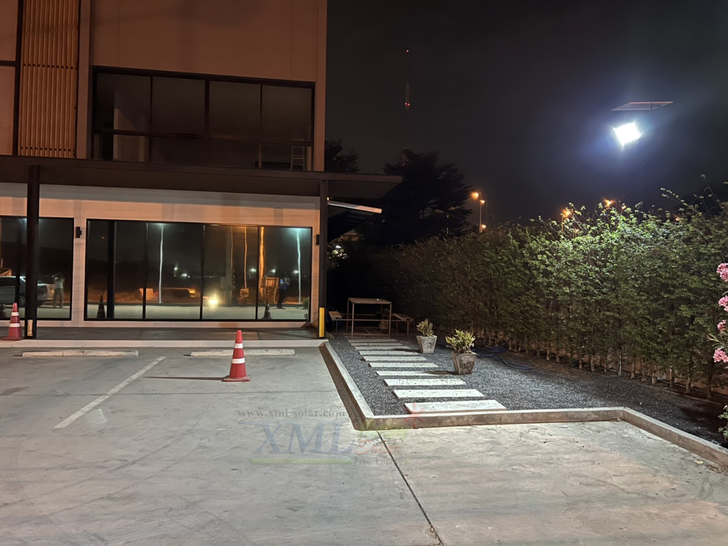 ไฟสปอตไลท์โซล่าเซลล์ 400 W. รุ่น Modi x XML ไซต์ใหญ่ (เเสง : ขาว)