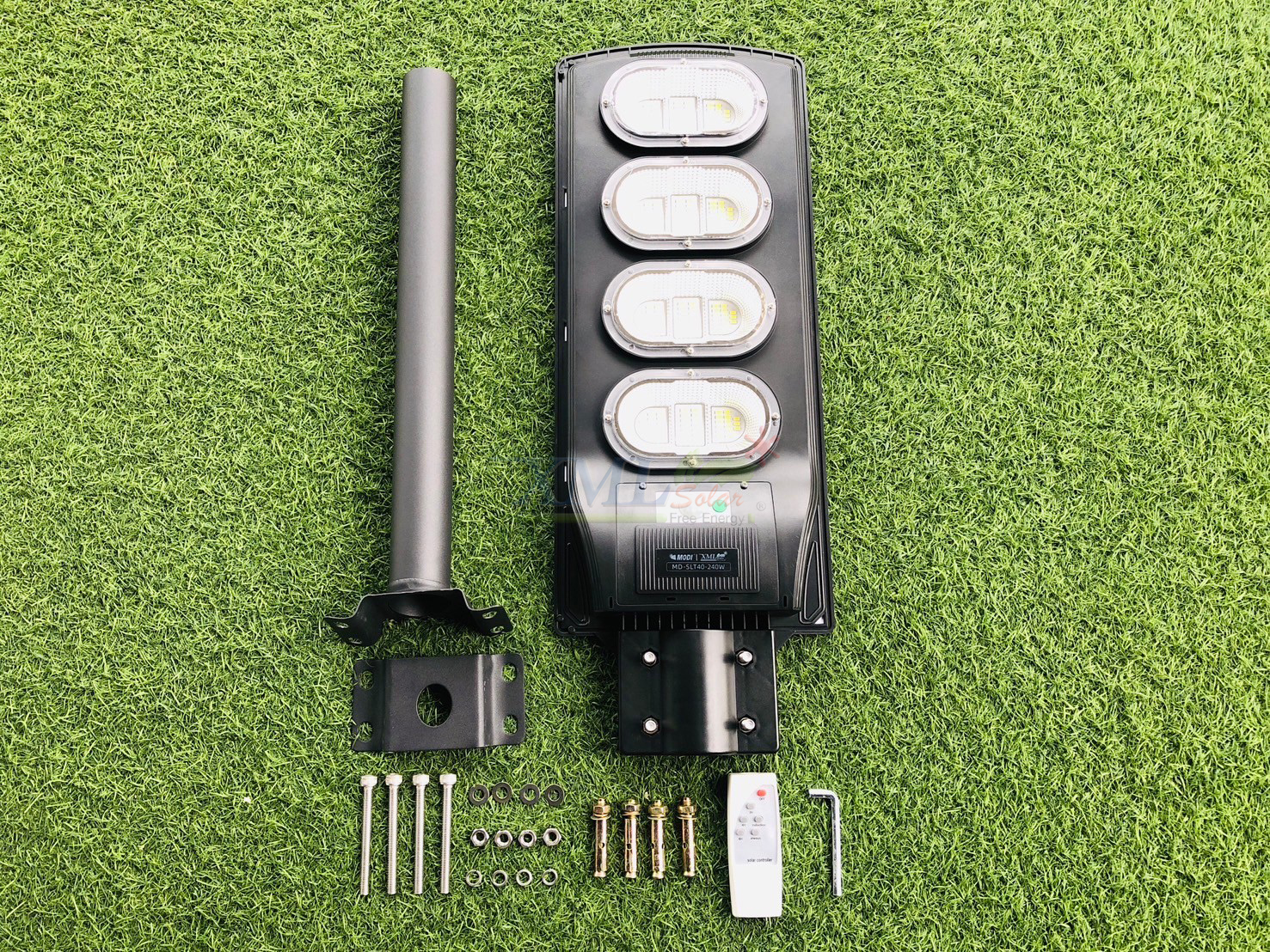 โคมไฟถนนโซล่าเซลล์ รุ่น MD-SLT40 (60W/120W/180W/240W)(แสง : ขาว) แถมฟรี!! ไฟปักสนามโซล่าเซลล์ รุ่น XML-G-SSL-001