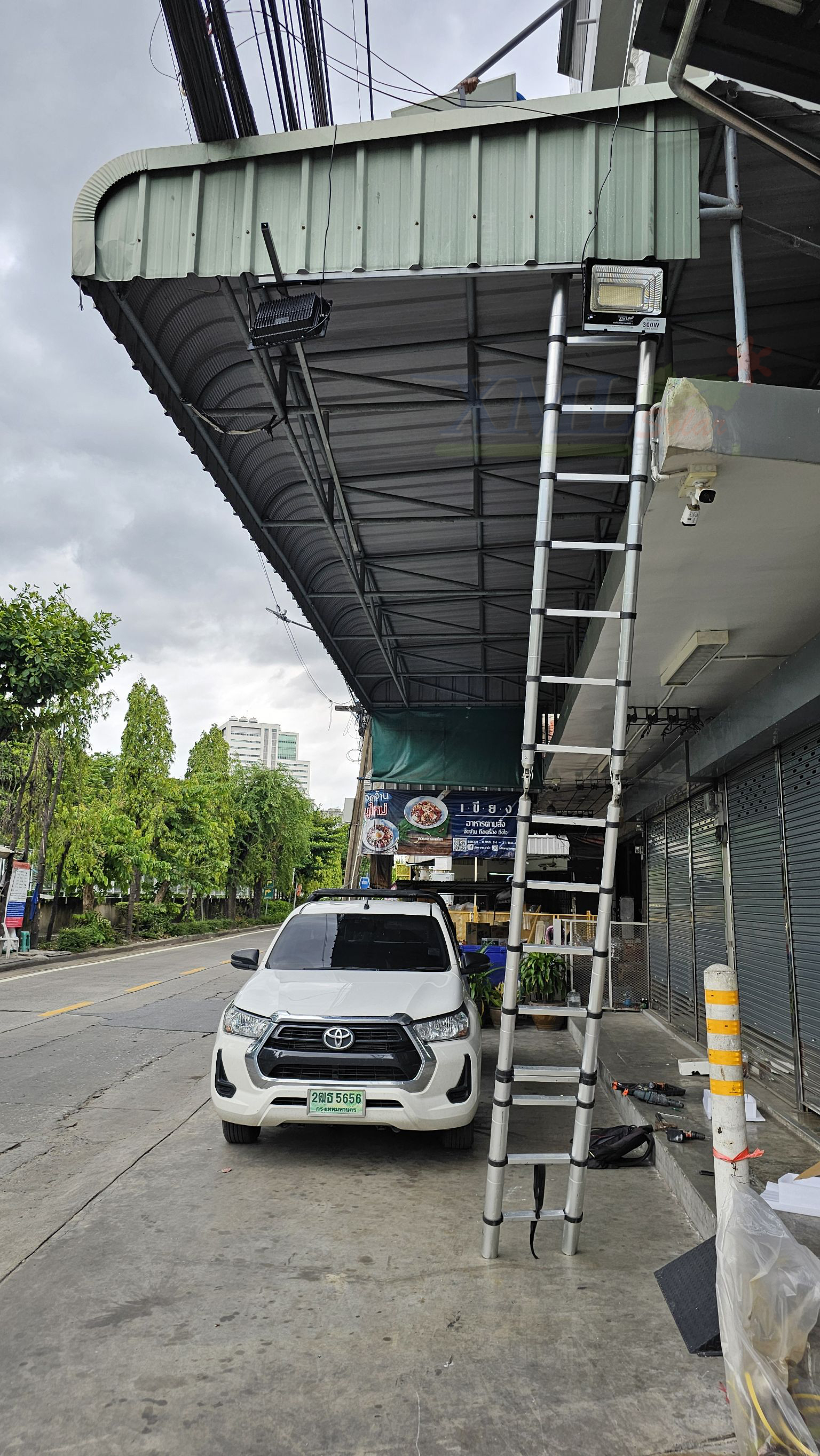 ไฟสปอตไลท์โซล่าเซลล์ 300 Watt กล่องสีน้ำตาล (เปิดได้ 3 แสง)