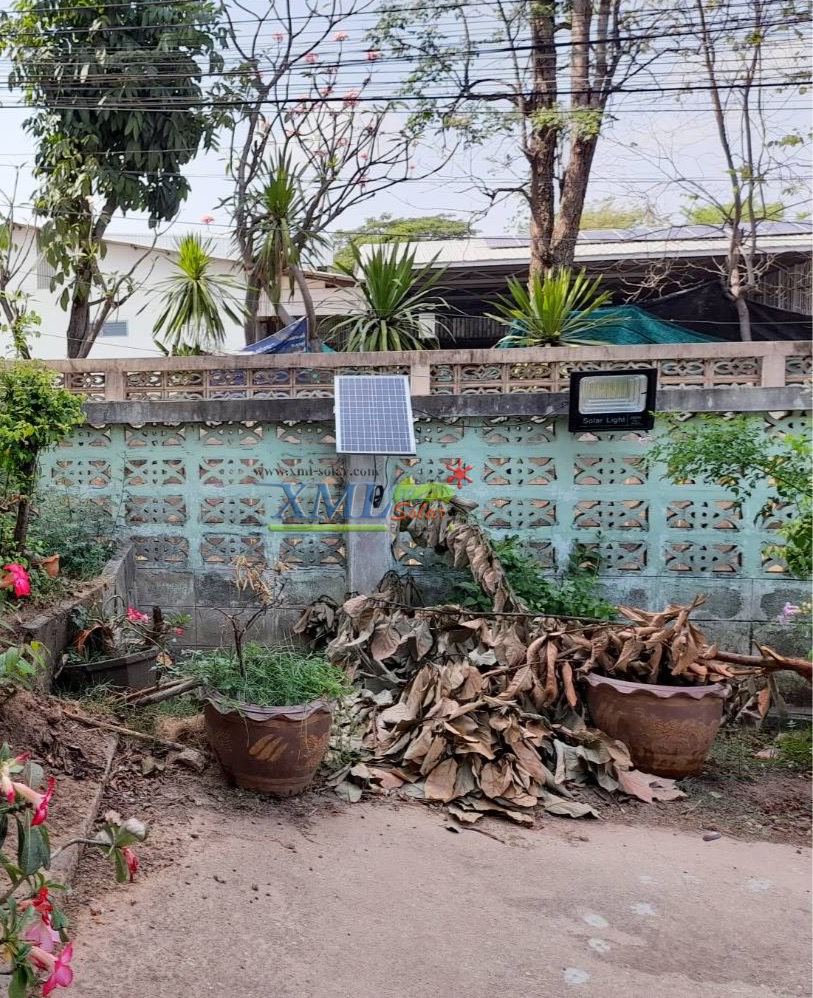 สปอร์ตไลท์โซล่าเซลล์ 200 W. รุ่นใหม่ JD8200L (แสง : เหลืองวอมไวท์)