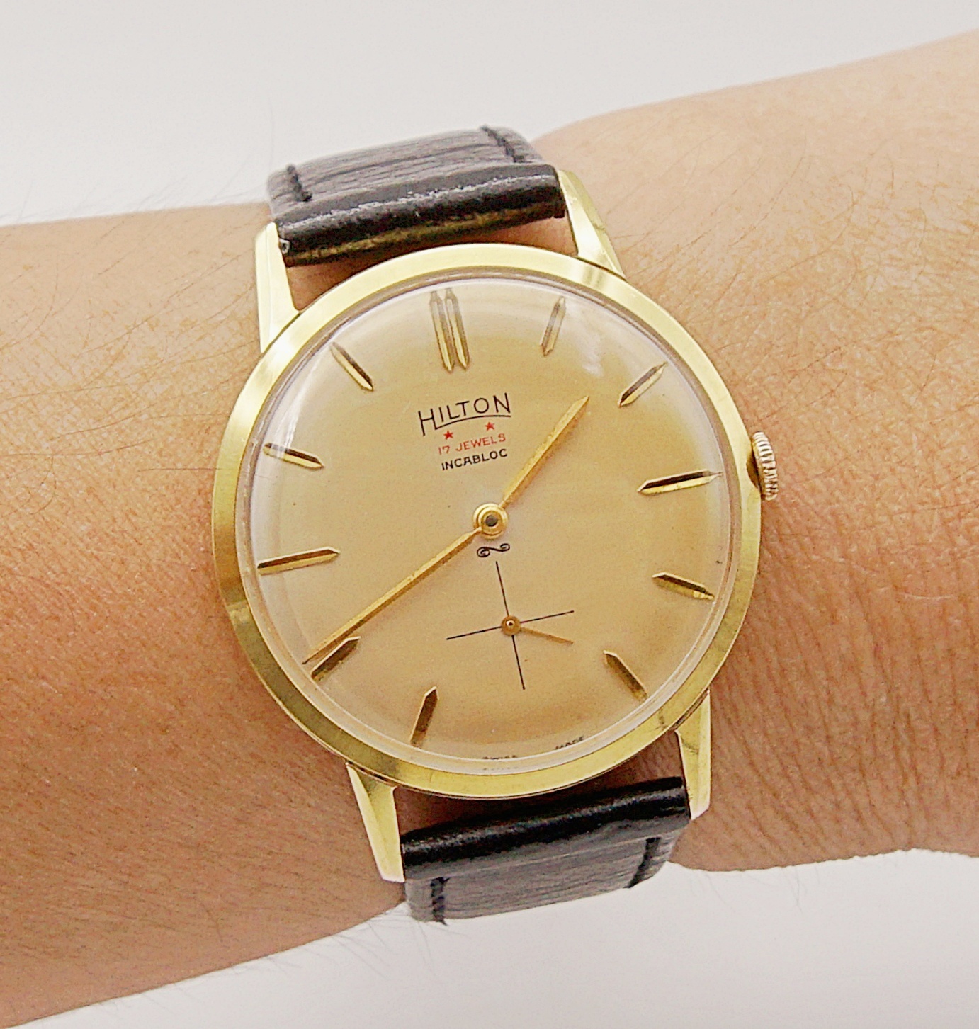 นาฬิกาเก่า HILTON ไขลานสองเข็มครึ่ง