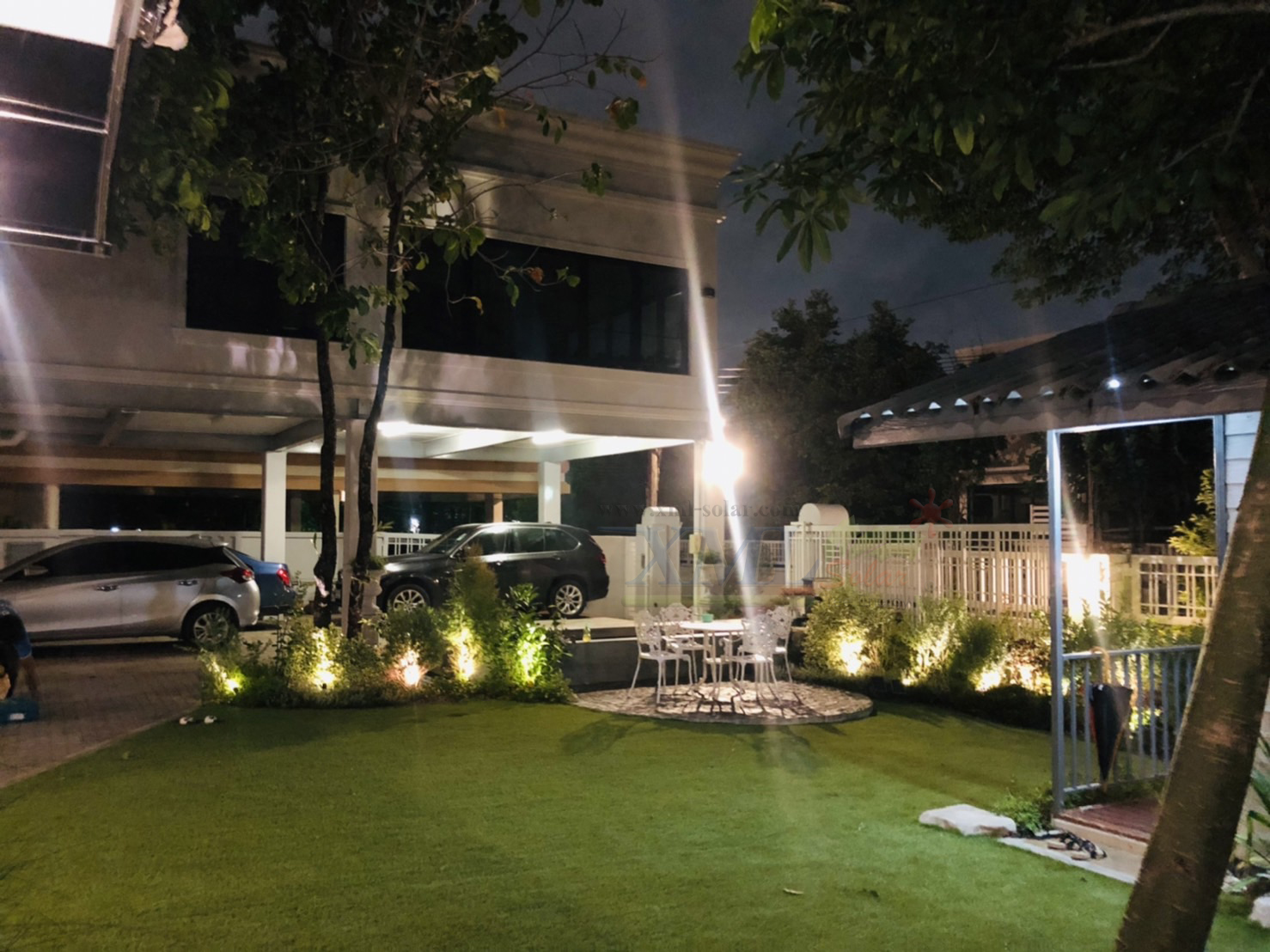 สปอร์ตไลท์ปักสนามโซล่าเซลล์ (รุ่น 4 หัว) (เเสง : เหลืองวอมไวท์)