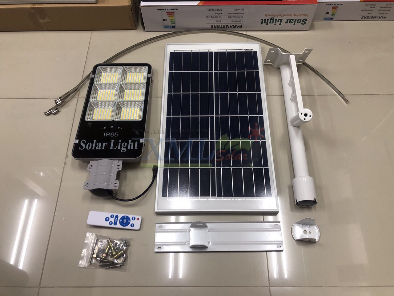 โคมไฟถนนโซล่าเซลล์ 200 W. รุ่น 2 แสง (แสง : ขาว+เหลืองวอมไวท์)