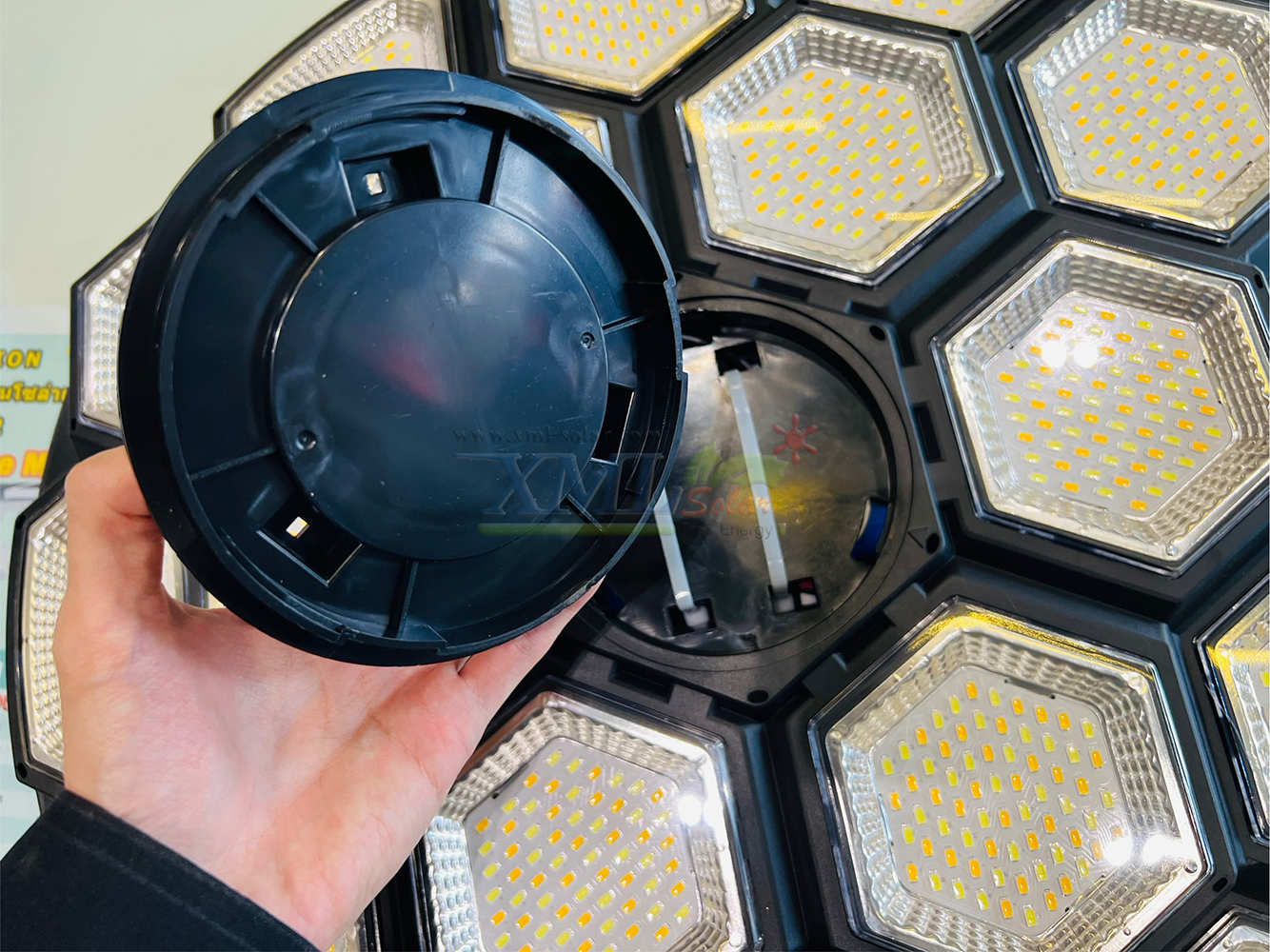 โคมไฟโซล่าเซลล์ UFO ทรงกลม รุ่นทรงรังผึ้ง (เปิดได้ 3 แสง)