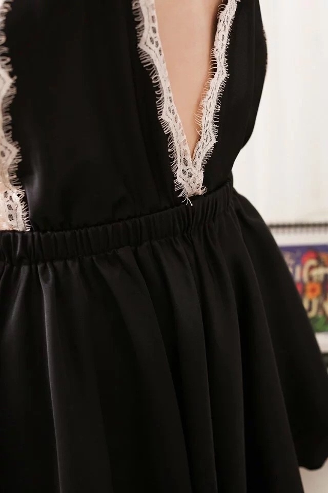 ชุดนอนเซ็กซี่ ผ้าซาติน พร้อมกางเกงจีสตริงเข้าชุด ฟรีไซส์ มี 2 สี ดำ แดง ราคาส่ง 3 ชิ้น คละแบบได้ชุดละ 450 บาท