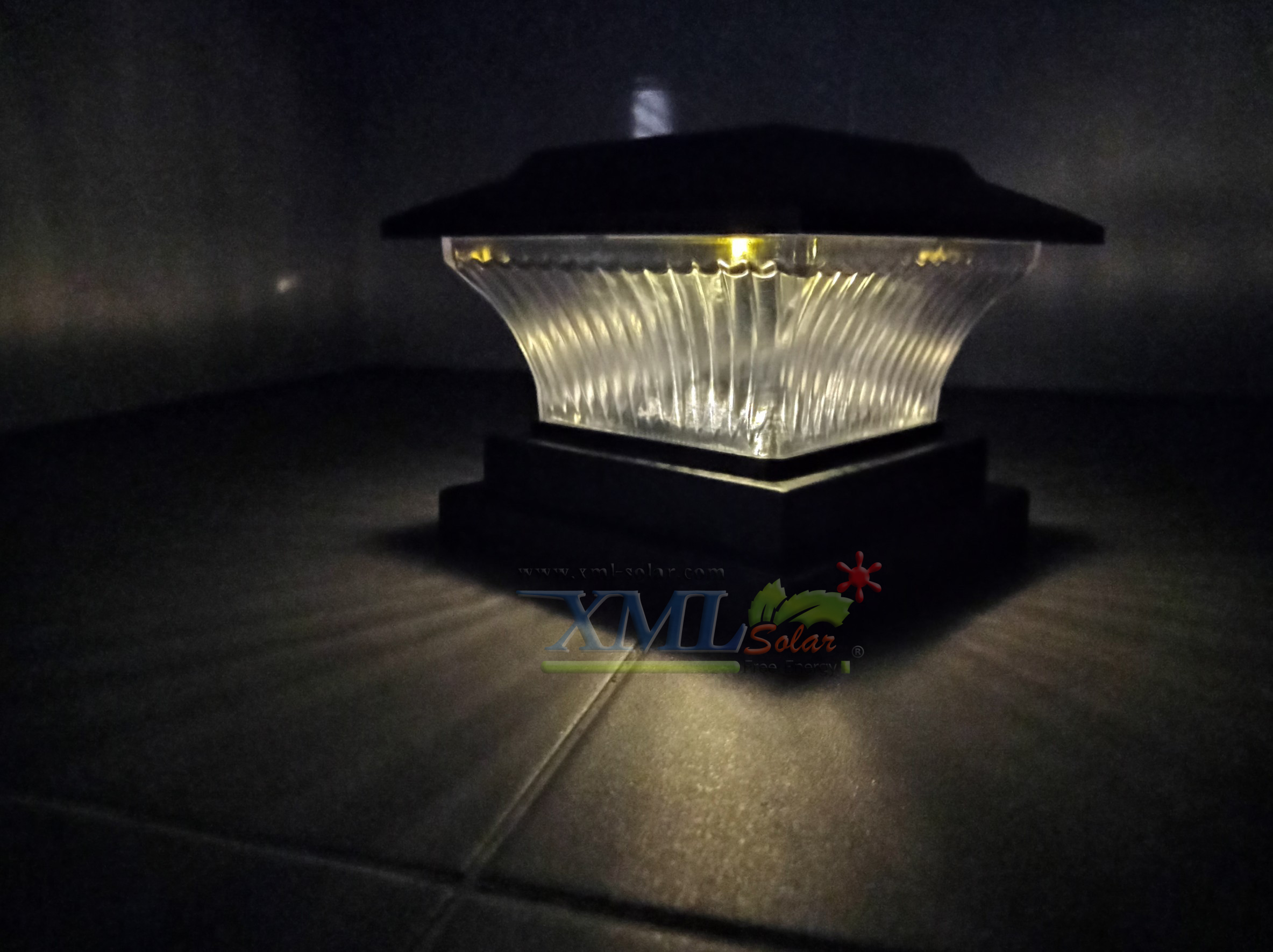 โคมไฟหัวเสาโซล่าเซลล์ ทรงสี่เหลี่ยม รุ่นใหม่ (เเสง : เหลืองวอมไวท์)