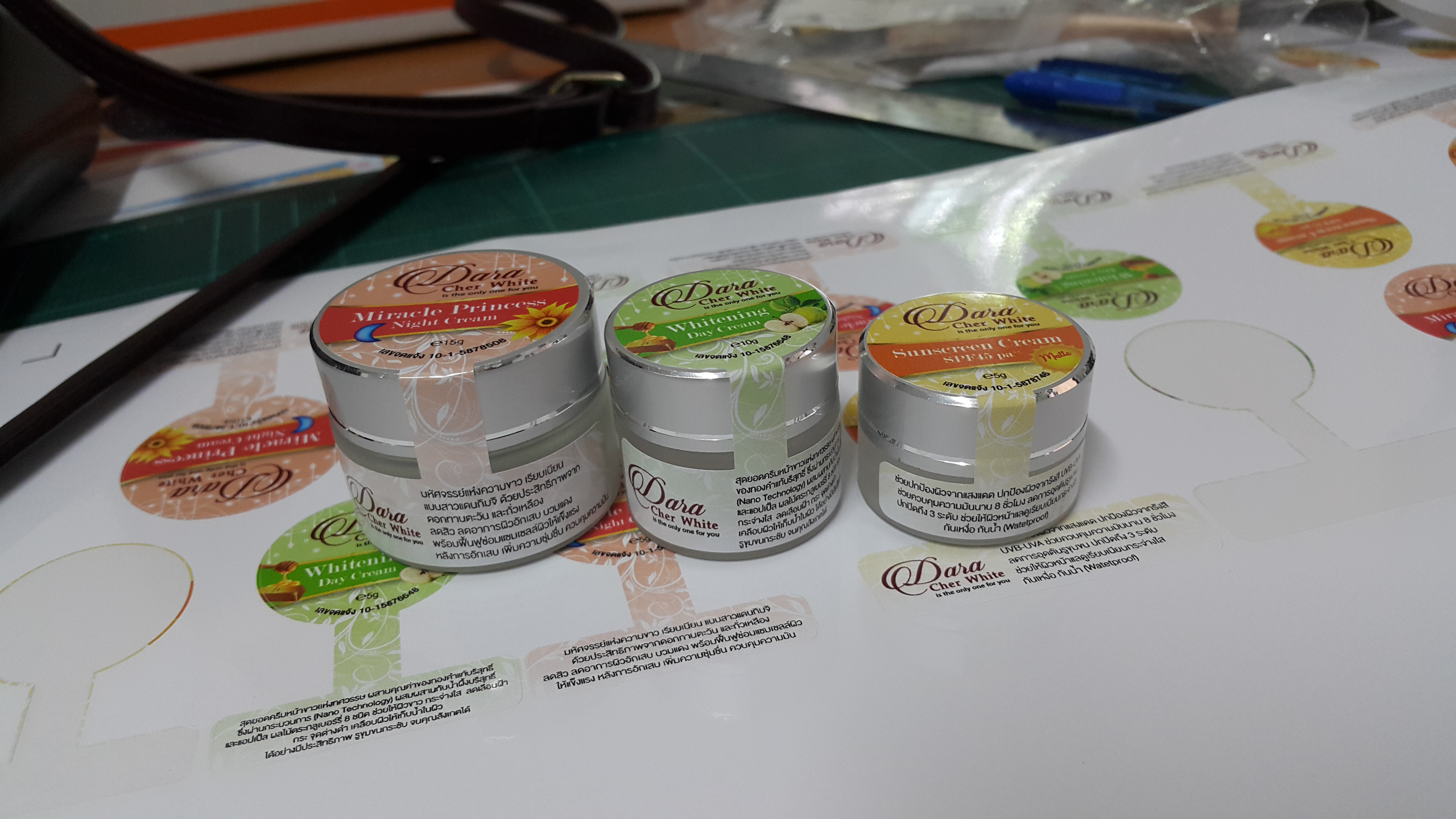 สติ๊กเกอร์พีวีซีขาวเงา