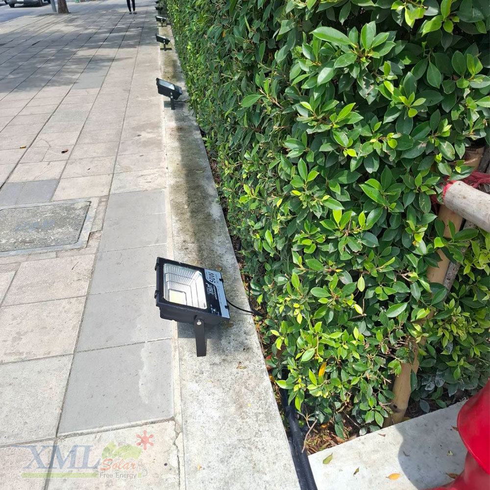 ไฟสปอตไลท์โซล่าเซลล์ 50 Watt กล่องสีน้ำตาล (เปิดได้ 3 แสง)