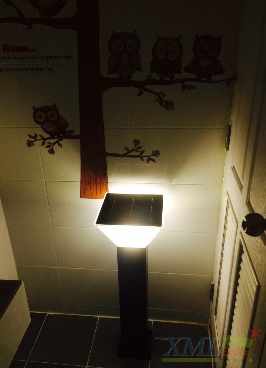 ไฟตั้งพื้นโซล่าเซลล์ ทรง พีระมิด สีดำ โคมใส (80 cm) (แสง : ขาว + เหลืองวอมไวท์)