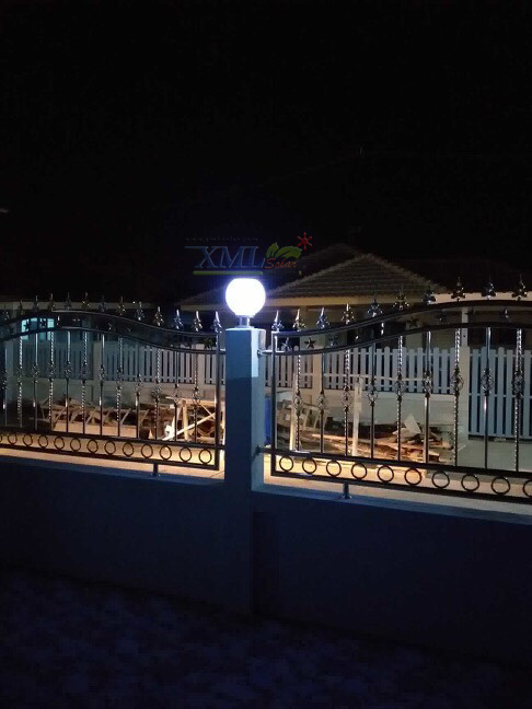 โคมไฟหัวเสาโซล่าเซลล์ ทรงกลมฐานสเเตนเลส (25 ซม.) + Remote (เปิดได้ 3 แสง)+AC