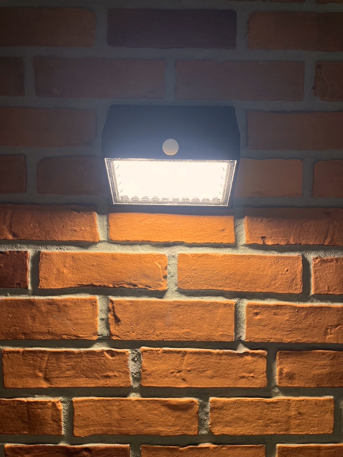 ไฟติดผนังโซล่าเซลล์ รุ่น TB-2768 (เปิดได้ 2 แสง)