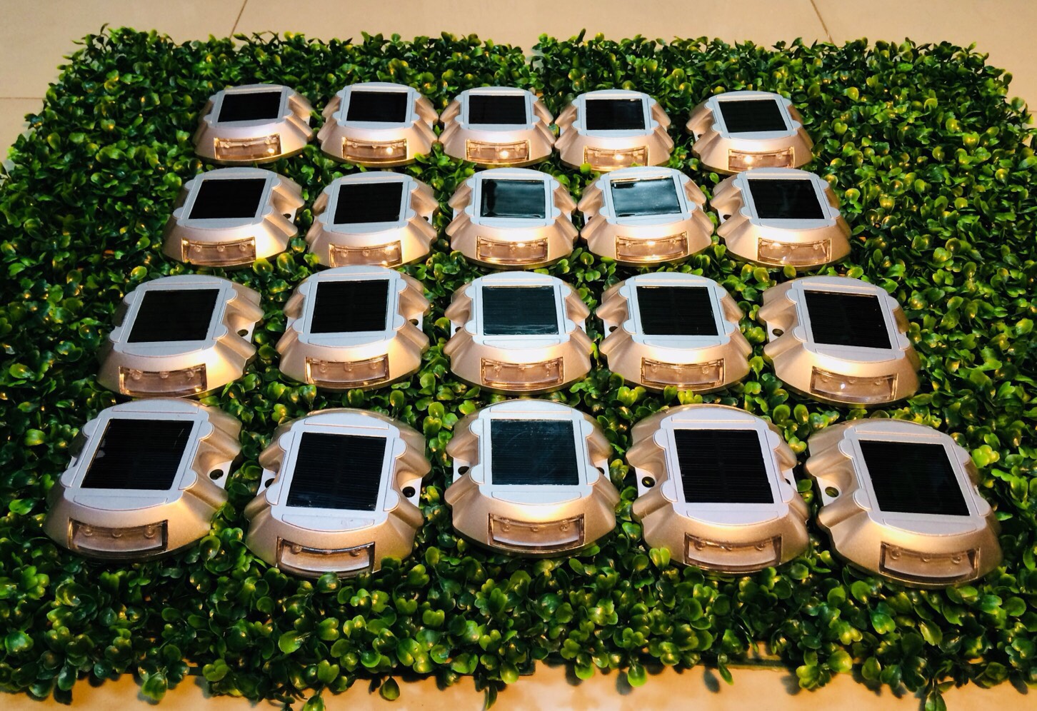ไฟหมุดถนนโซล่าเซลล์ 6 LED รุ่น Robot (เเสง : แดงกระพริบ)