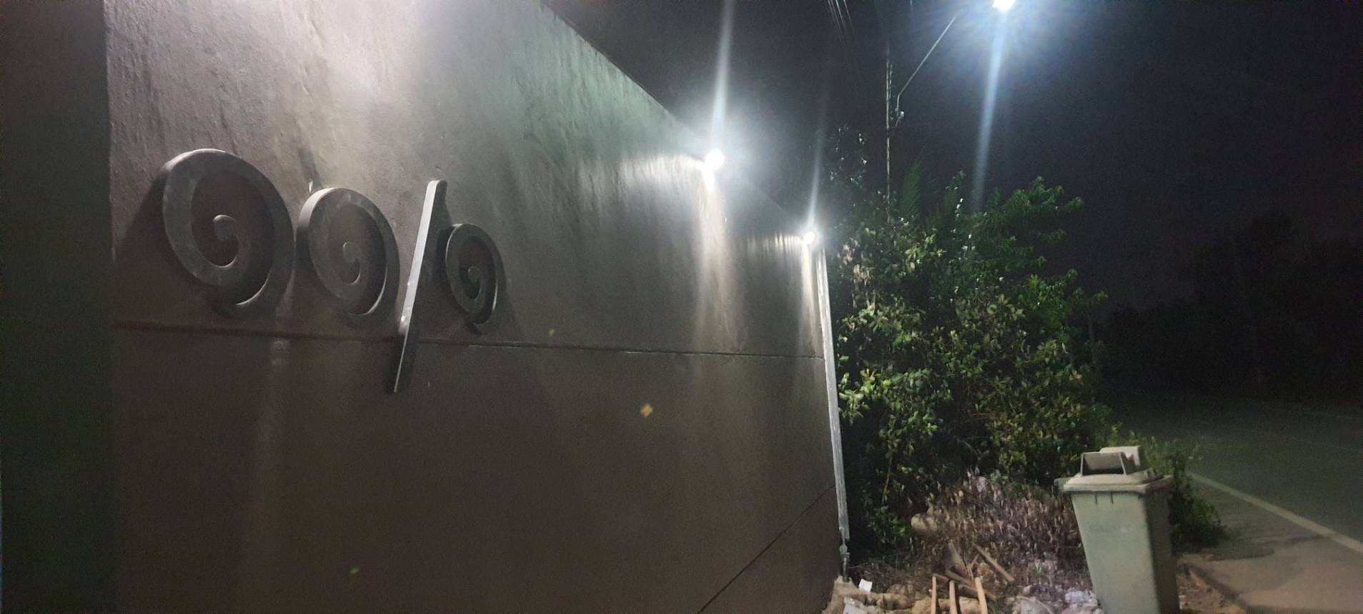 โคมไฟโซล่าเซลล์ ติดผนัง ทรงสามเหลี่ยม 38 SMD LED (เเสง : เหลืองวอมไวท์) 1 แถม 1