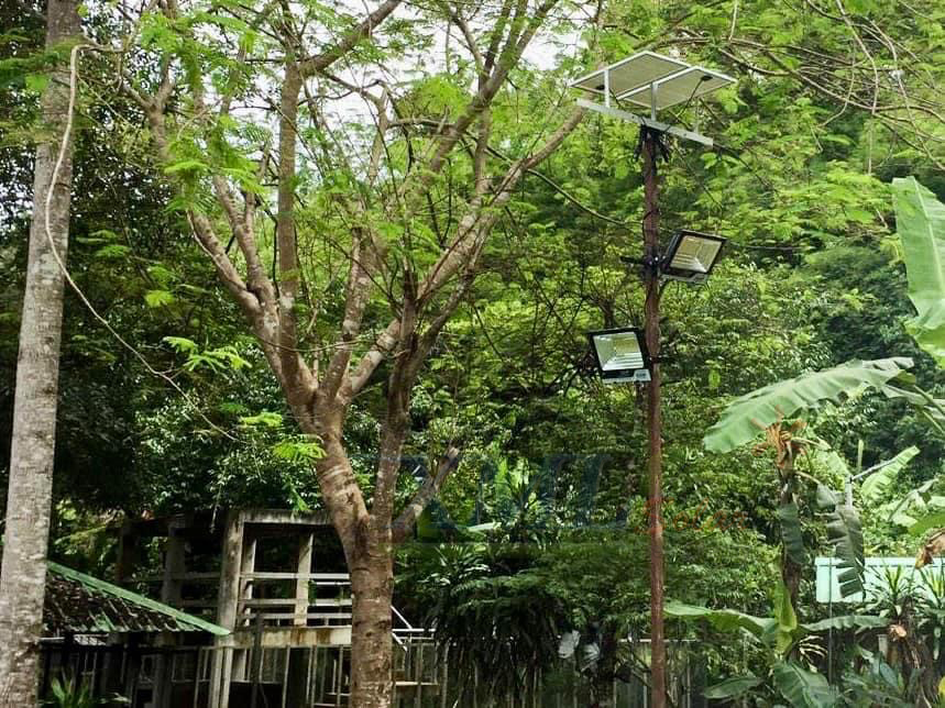 ไฟสปอตไลท์โซล่าเซลล์ 200 Watt กล่องสีน้ำตาล (เปิดได้ 3 แสง)