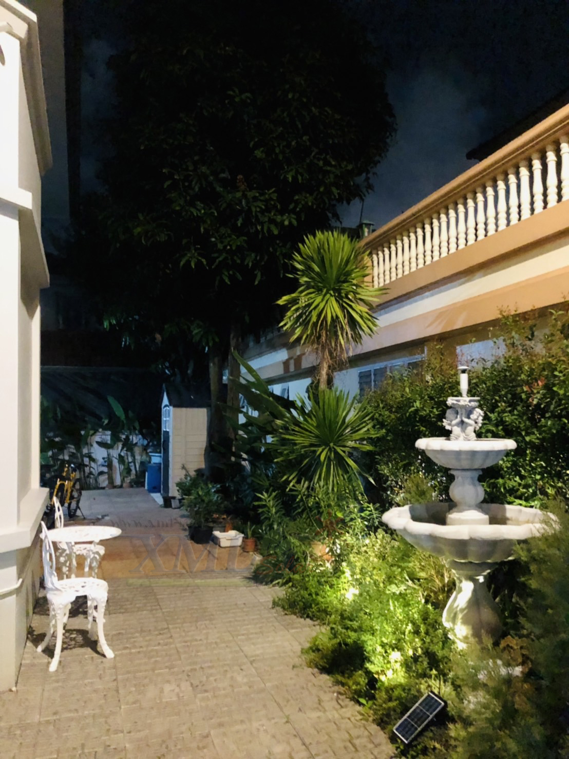 ไฟสปอตไลท์โซล่าเซลล์ 100 Watt กล่องสีน้ำตาล (เปิดได้ 3 แสง)