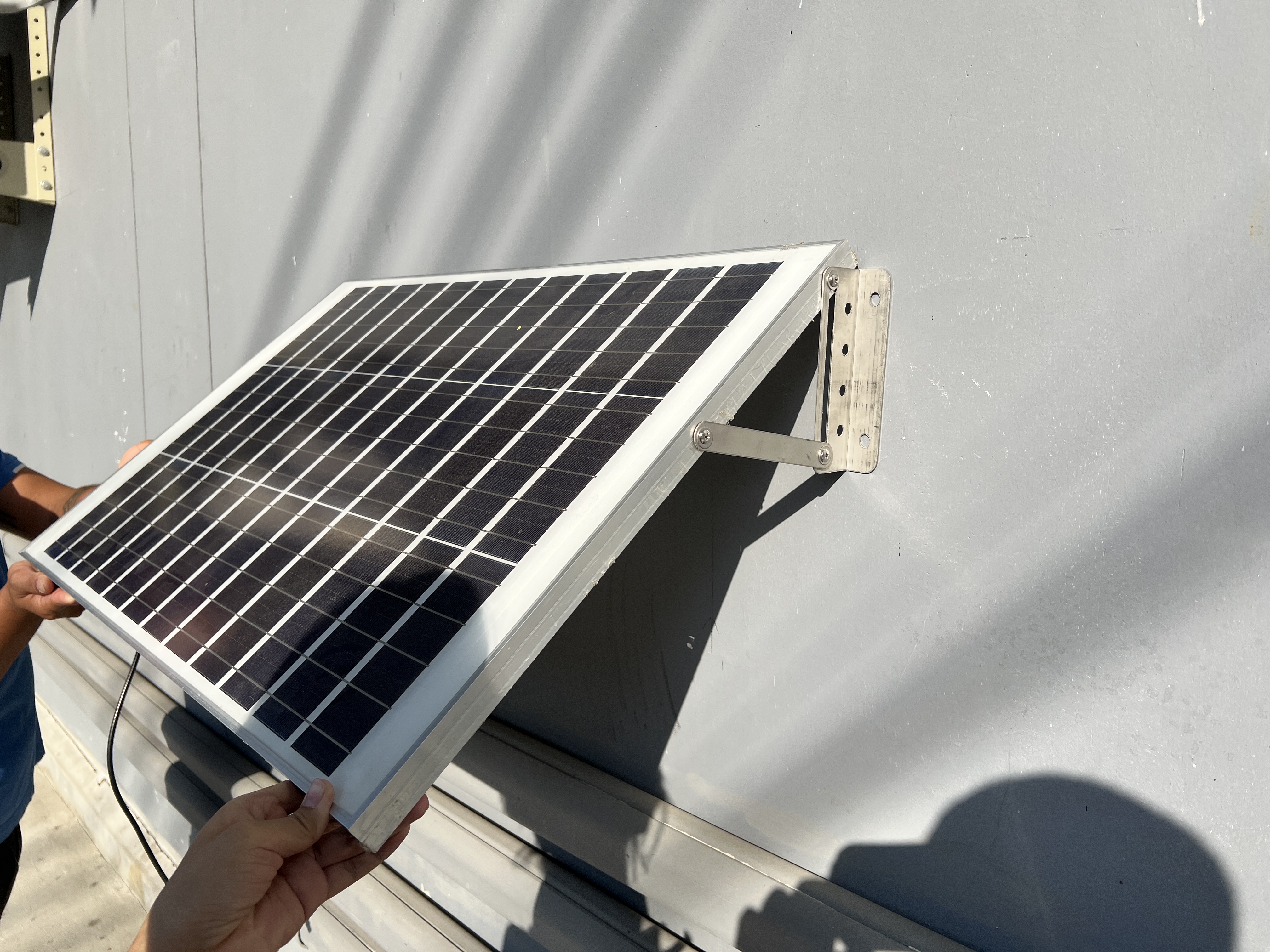 สปอร์ตไลท์โซล่าเซลล์ 1000 W. รุ่นใหม่ JD81000L (แสง : ขาว)