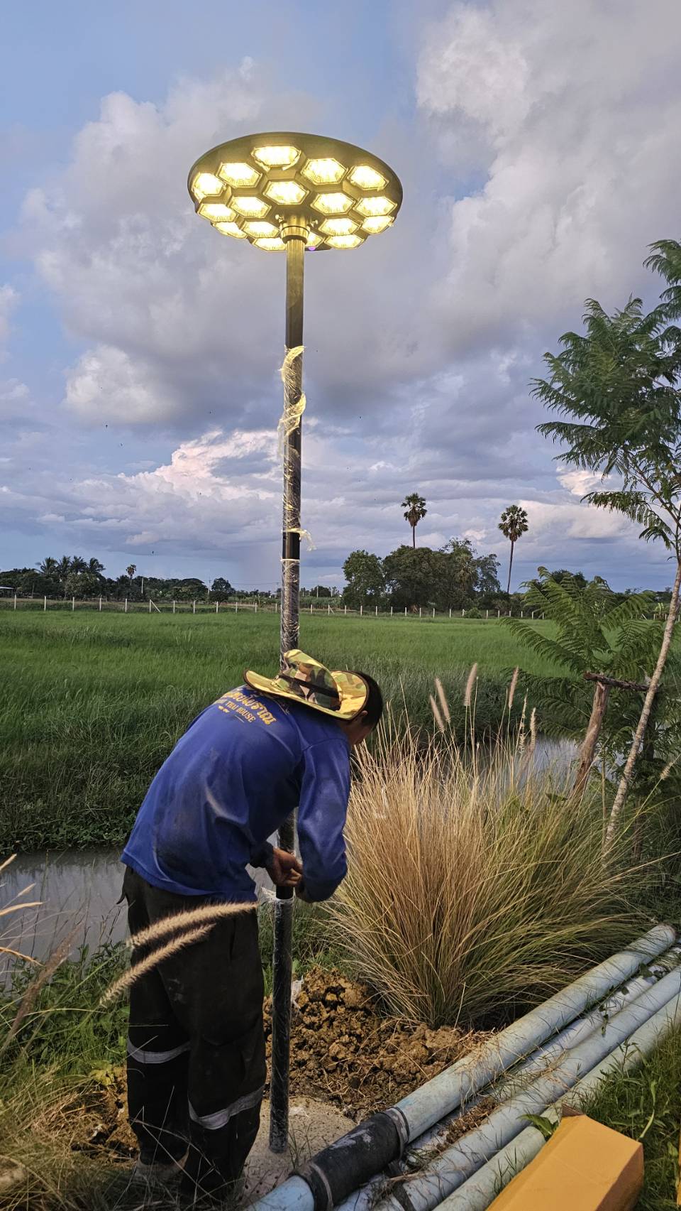 โคมไฟโซล่าเซลล์ UFO ทรงกลม รุ่นทรงรังผึ้ง (เปิดได้ 3 แสง)