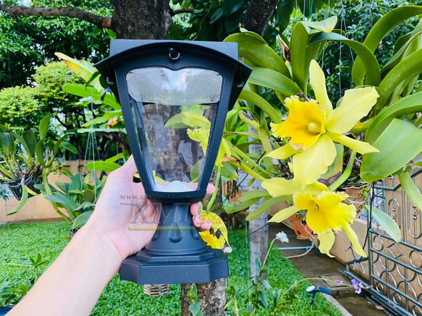โคมไฟหัวเสาโซล่าเซลล์ สไตล์ยุโรป (เเสง : ขาว + เหลืองวอมไวท์)