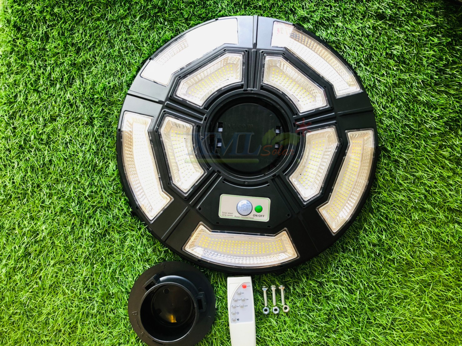 โคมไฟถนนโซล่าเซลล์ UFO ทรงกลม รุ่น 10,000W (9 ช่อง 5 ทิศทาง) ไซส์เล็ก (แสง : ขาว)