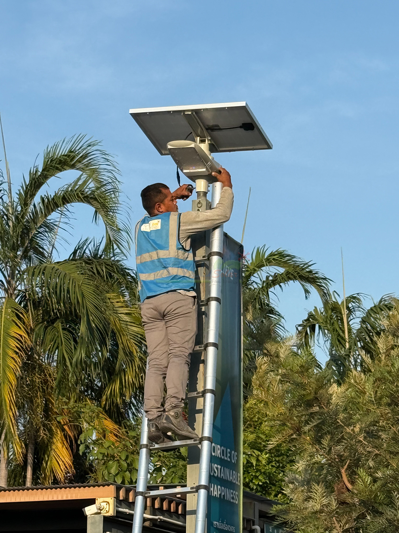 โคมไฟถนนโซล่าเซลล์อัจฉริยะ (รุ่น 6,300Lumens + แผง 80 W) (แสง : ขาว)